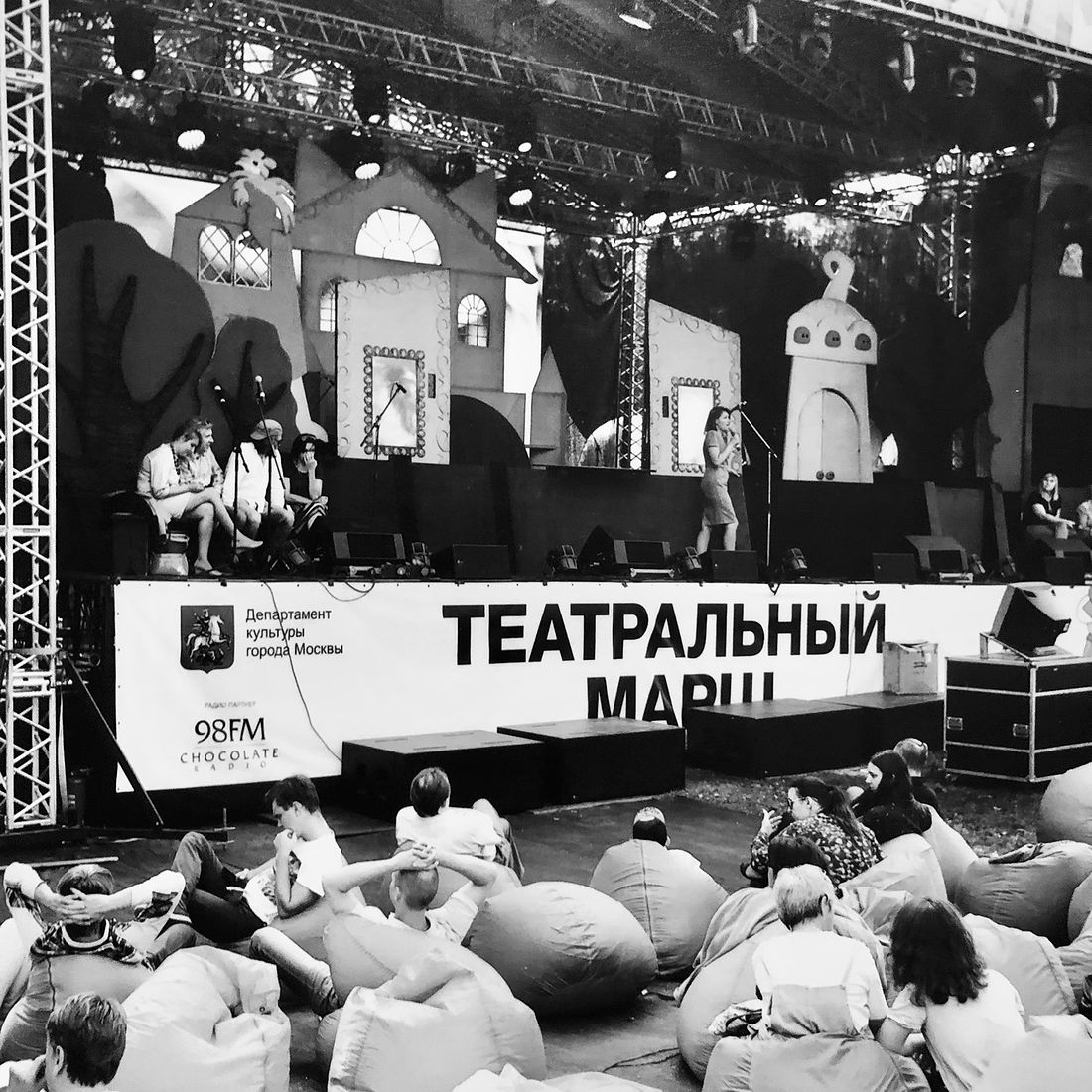 Виктор Короткий. Москва театральная Галерея включает выборочные пленочные фотографии фрагментов театрализованных представлений в 2019 году, считающимся годом театра.